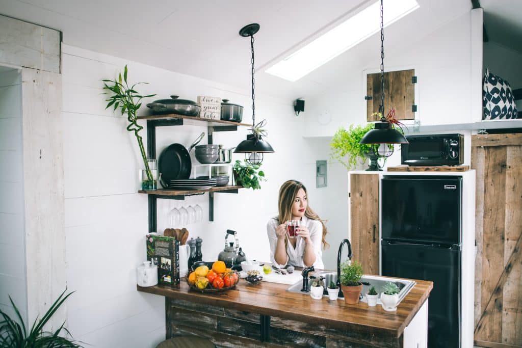 femme assise devant une table