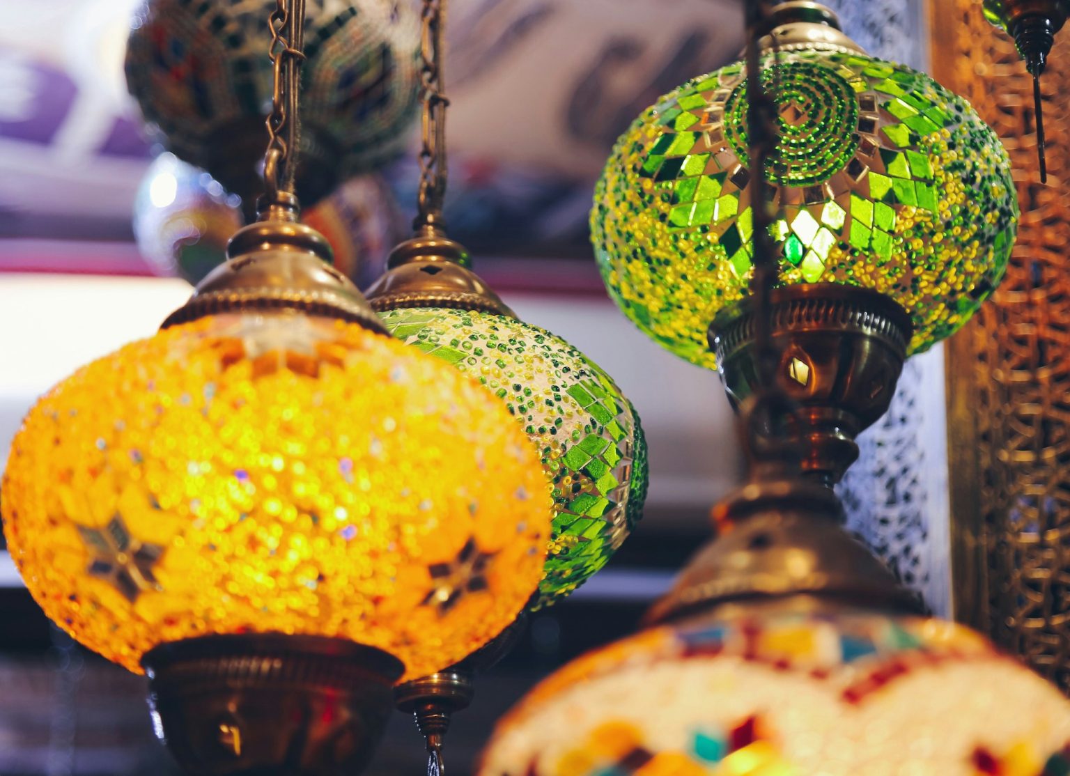 Une Affiche Pour Un événement Du Ramadan Avec Une Lumière Bleue Suspendue Au Plafond. | Vecteur